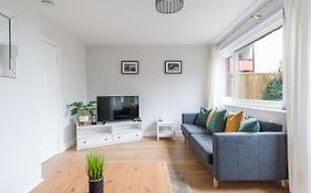 Howick House-Sleeps 5-Pet Friendly-Parking-Garden